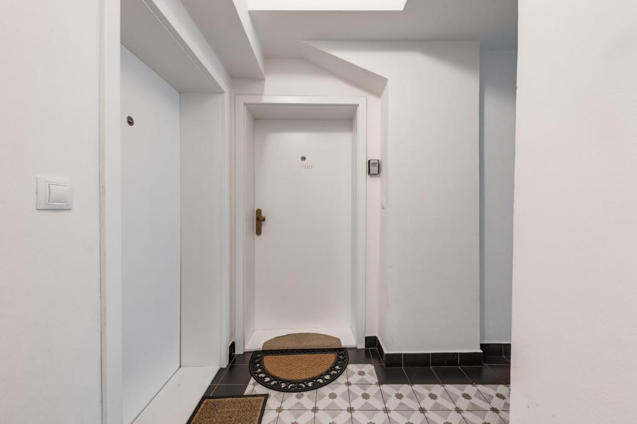 Apartments With The Lions Prague Exterior photo